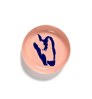 FEAST tallerken halvdyp Ø:220/H:40mm Dekor: Delicious Pink Pepper Blue 