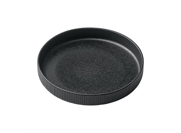 NARA tallerken høy m. relf. Ø:240mm Sort Steingods - Ø:240mm H:42mm 1,3ltr