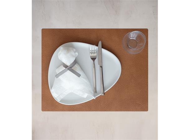 Bordbrikke BULL Square L 35x45cm Cognac 80% lær/20% naturlig gummi